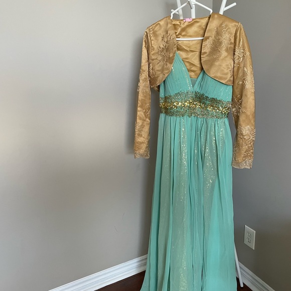 A party dress, worn once. It comes with a bolero. Size 8 - Picture 5 of 7